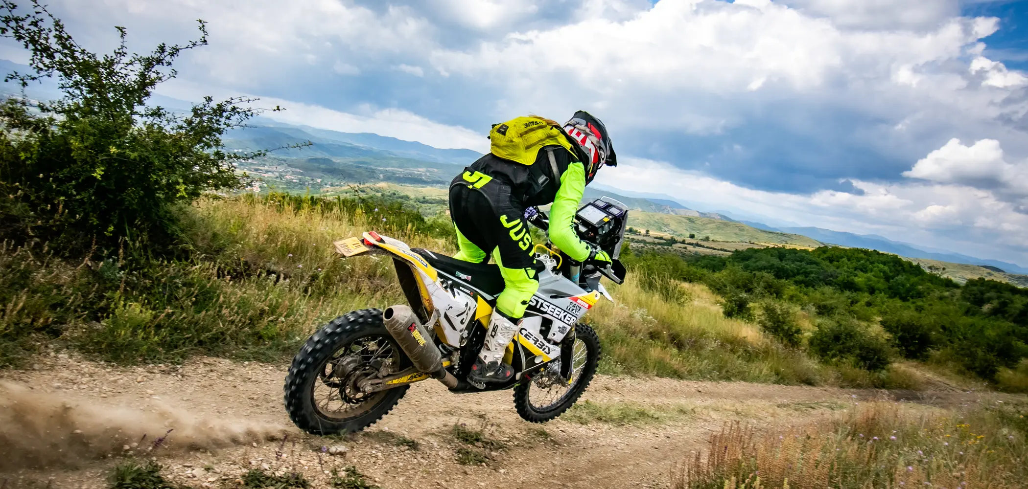 Jasmin Riccius auf einer Rallye-Etappe über einem weiten Tal