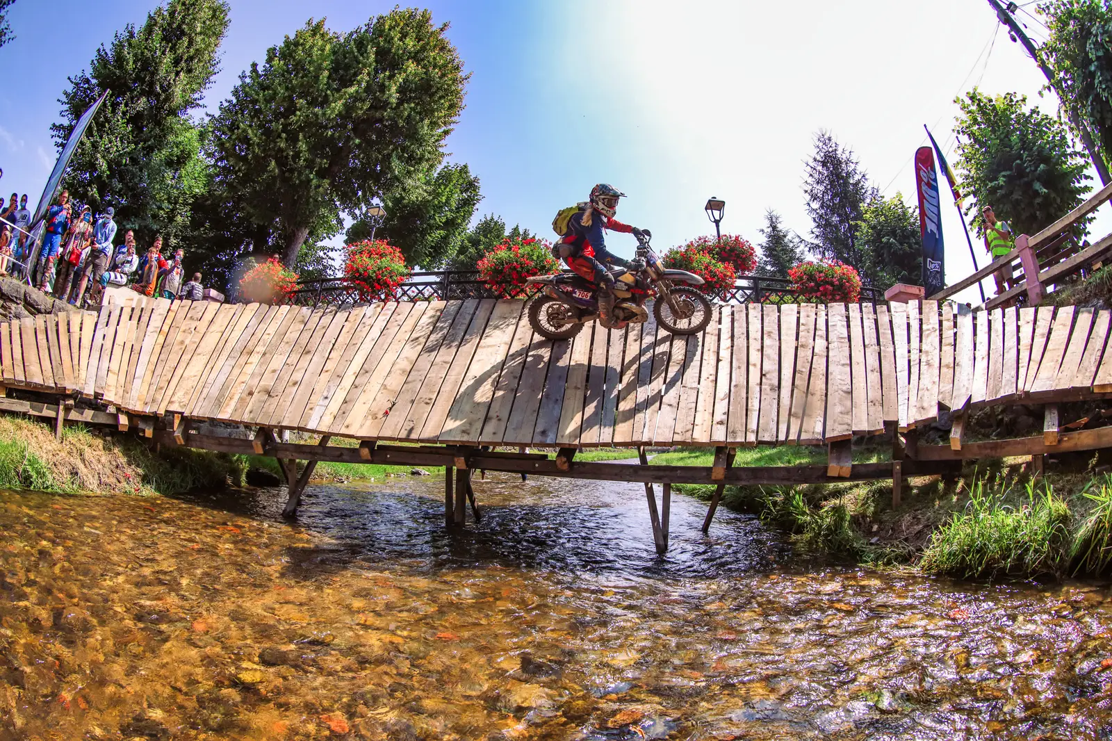 Überquerung einer Holzbrücke bei einem Enduro-Rennen