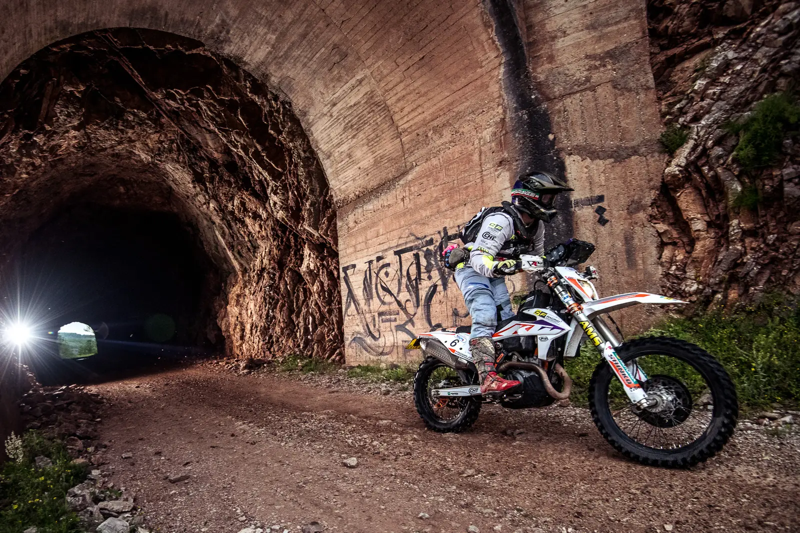 Ausfahrt aus einem Tunnel auf einer Enduro-Etappe