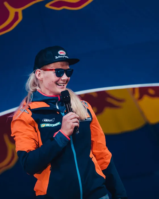 Jasmin Riccius mit Mikrofon auf der Bühne bei einem Red-Bull-Event