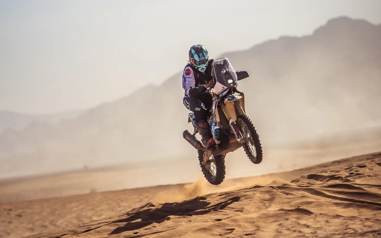 Rallye-Motorrad auf einer Wüstenpiste
