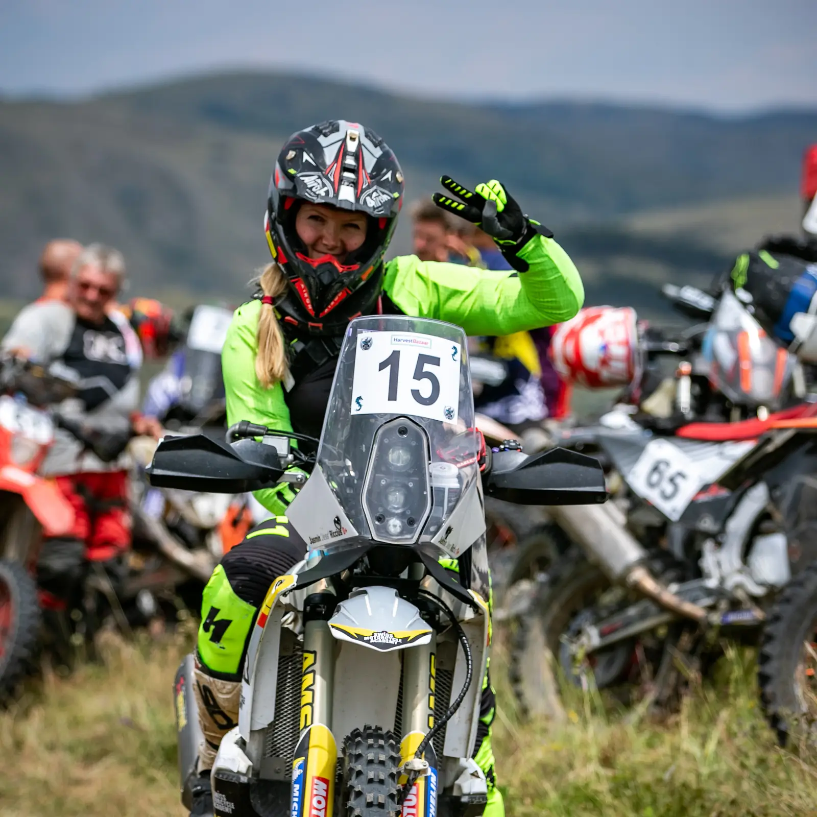 Jasmin Riccius am Start mit Startnummer 15, winkt in die Kamera